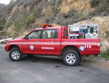 Camión de bomberos rojo con equipo de emergencia