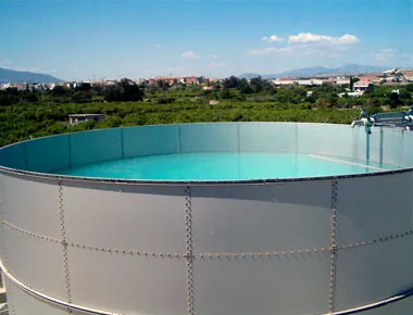 Gran depósito circular de agua al aire libre
