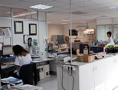 Laboratorio moderno con técnicos trabajando y equipos científicos