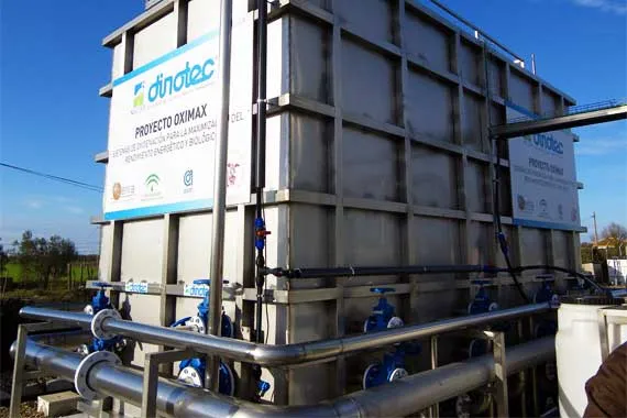 Depósito industrial de tratamiento de agua con tuberías