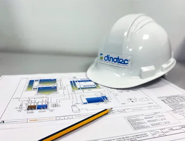Casco blanco sobre planos arquitectónicos y lápiz