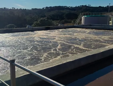 Tanque de tratamiento de aguas residuales en planta industrial