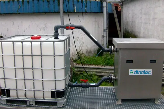 Depósito industrial conectado a sistema de tratamiento de agua