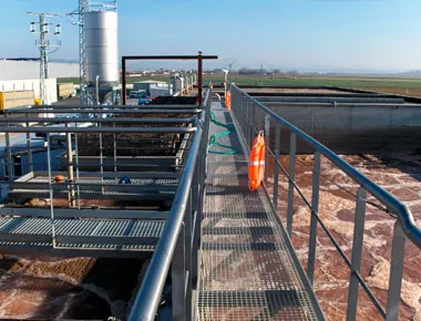 Pasarela metálica en planta de tratamiento de aguas