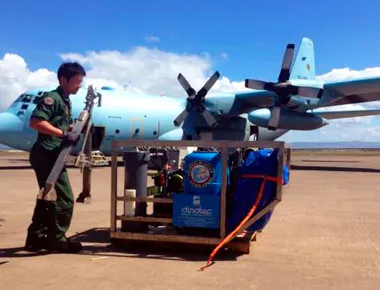 Militar junto a avión de hélice en pista