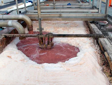 Tanque industrial con líquido rojo en agitación