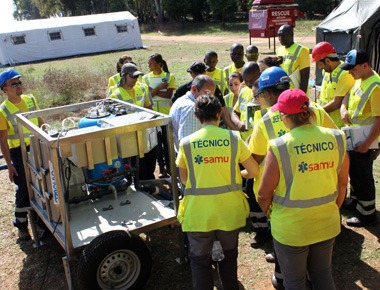 Técnicos con chalecos reflectantes alrededor de equipo móvil