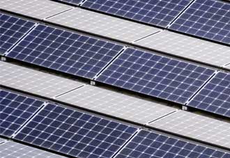 Paneles solares azules instalados en un tejado
