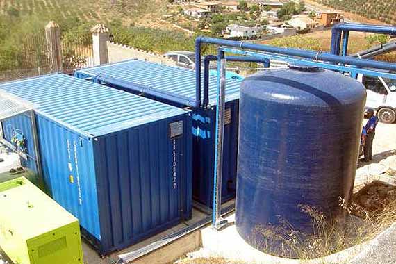Planta de tratamiento de agua con depósitos azules
