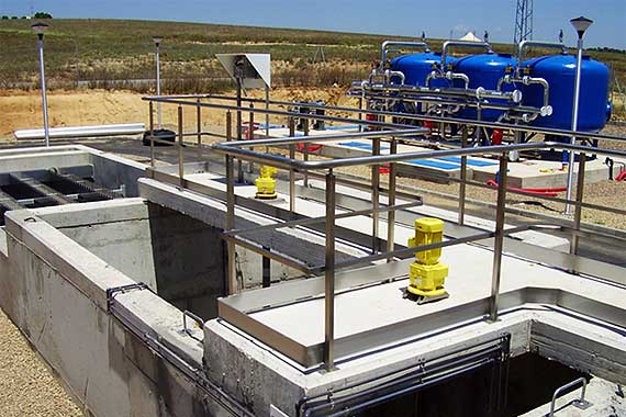 Planta de tratamiento de agua con depósitos y tuberías