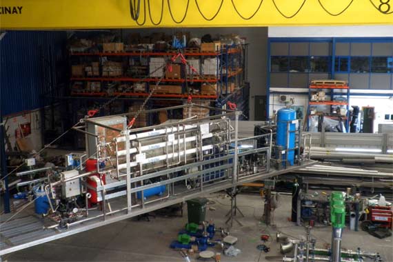 Maquinaria industrial de acero en nave almacén