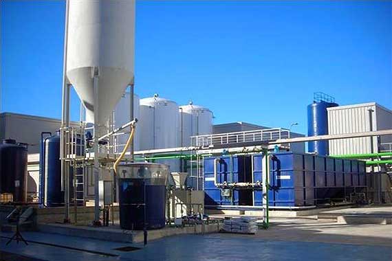 Instalación industrial con tanques y tuberías exteriores