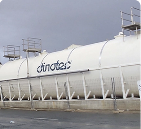 Gran depósito industrial blanco al aire libre