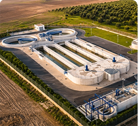 Planta depuradora con tanques circulares y rectangulares