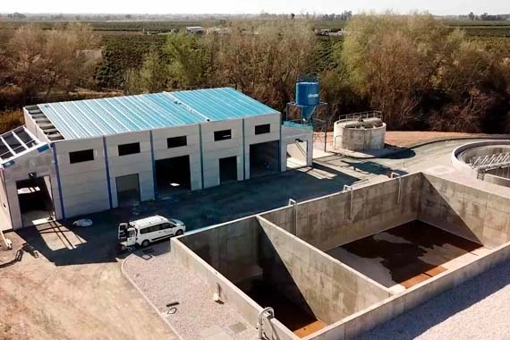 Planta de tratamiento con depósitos y edificio industrial