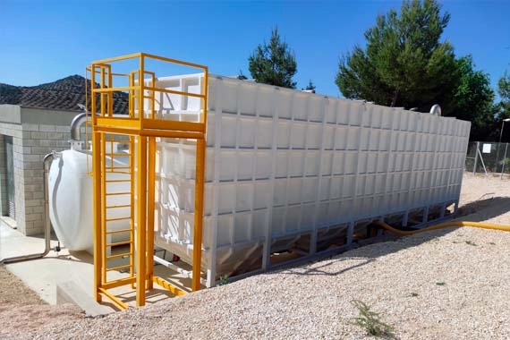 Depósito industrial de agua con escalera amarilla