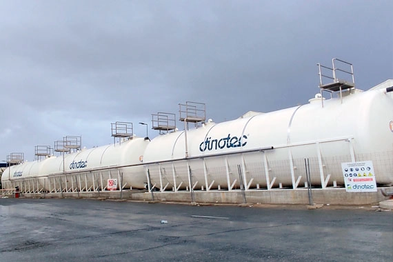 Grandes depósitos industriales blancos en zona industrial