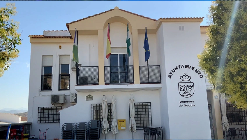 Fachada del Ayuntamiento de Dehesas de Guadix